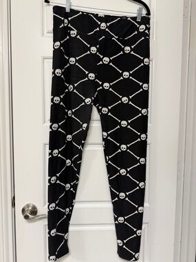 LuLaRoa Black Skull & Crossbones Print Leggings